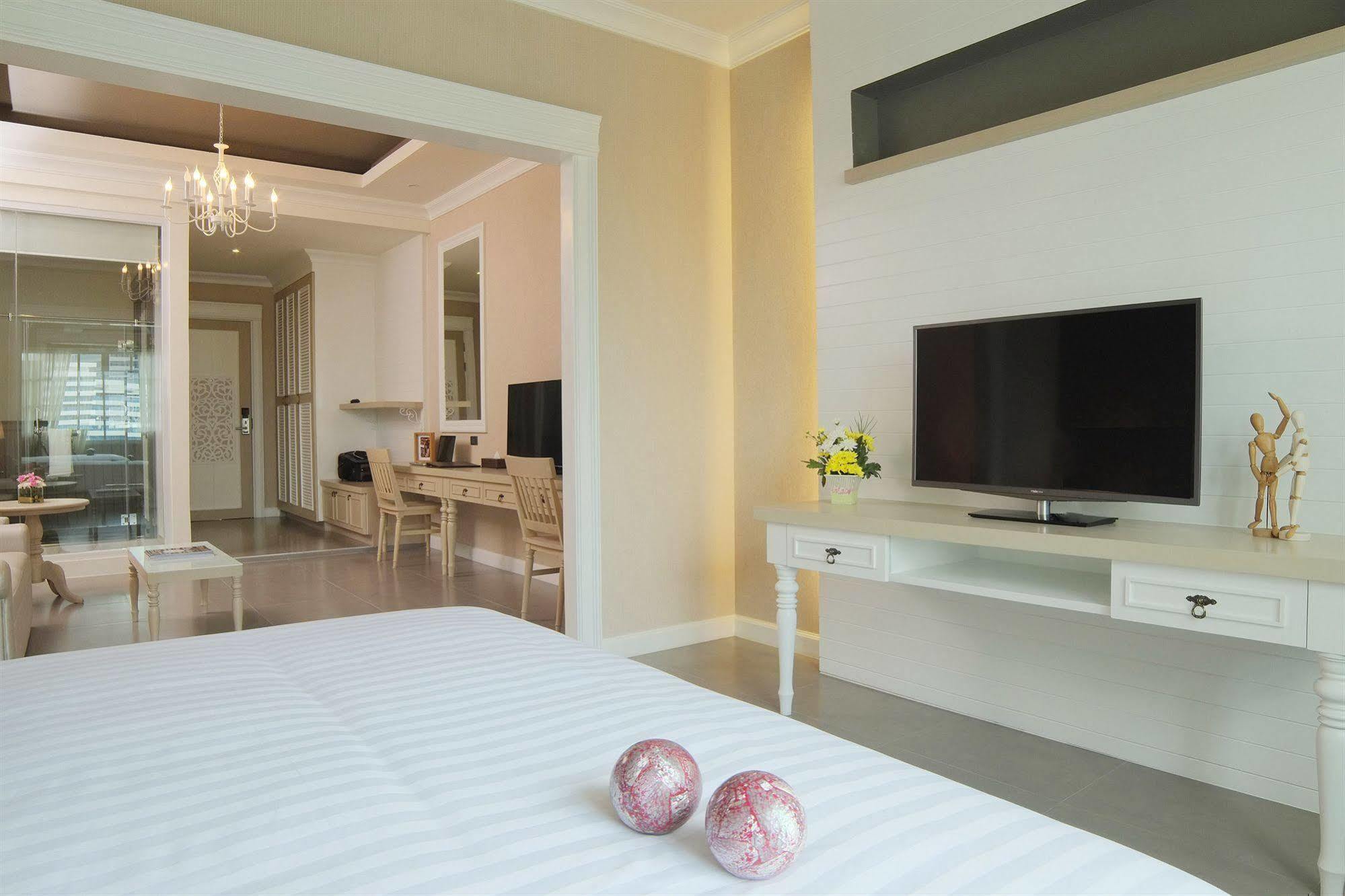 The Raya Surawong Bangkok Hotel Bagian luar foto