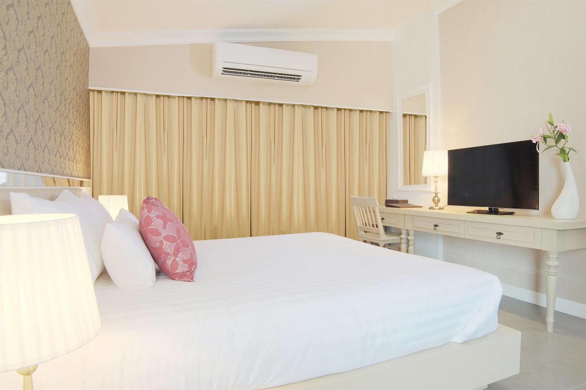 The Raya Surawong Bangkok Hotel Bagian luar foto