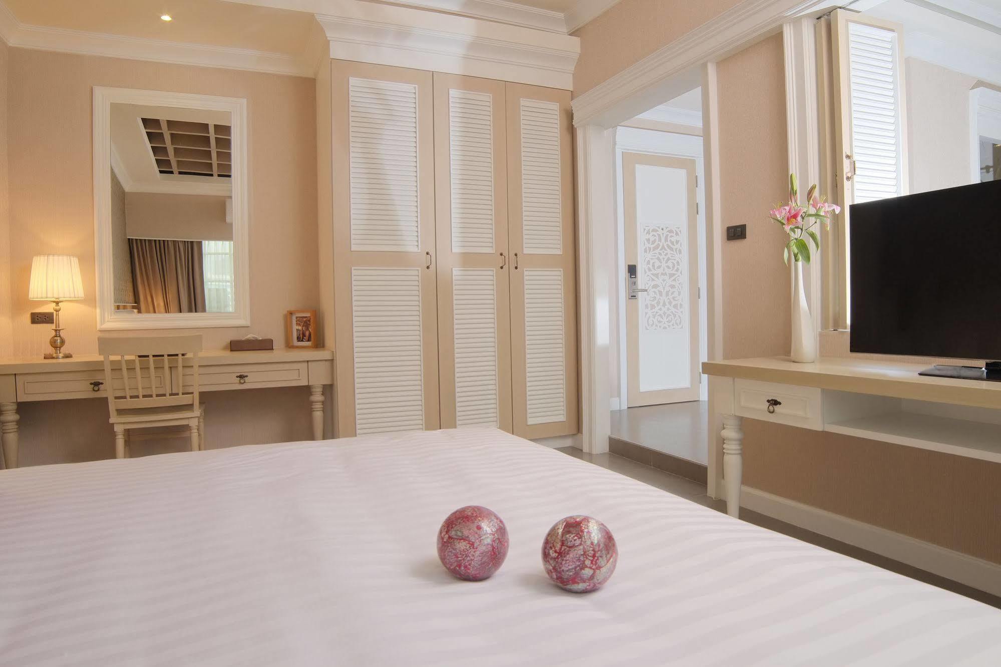 The Raya Surawong Bangkok Hotel Bagian luar foto