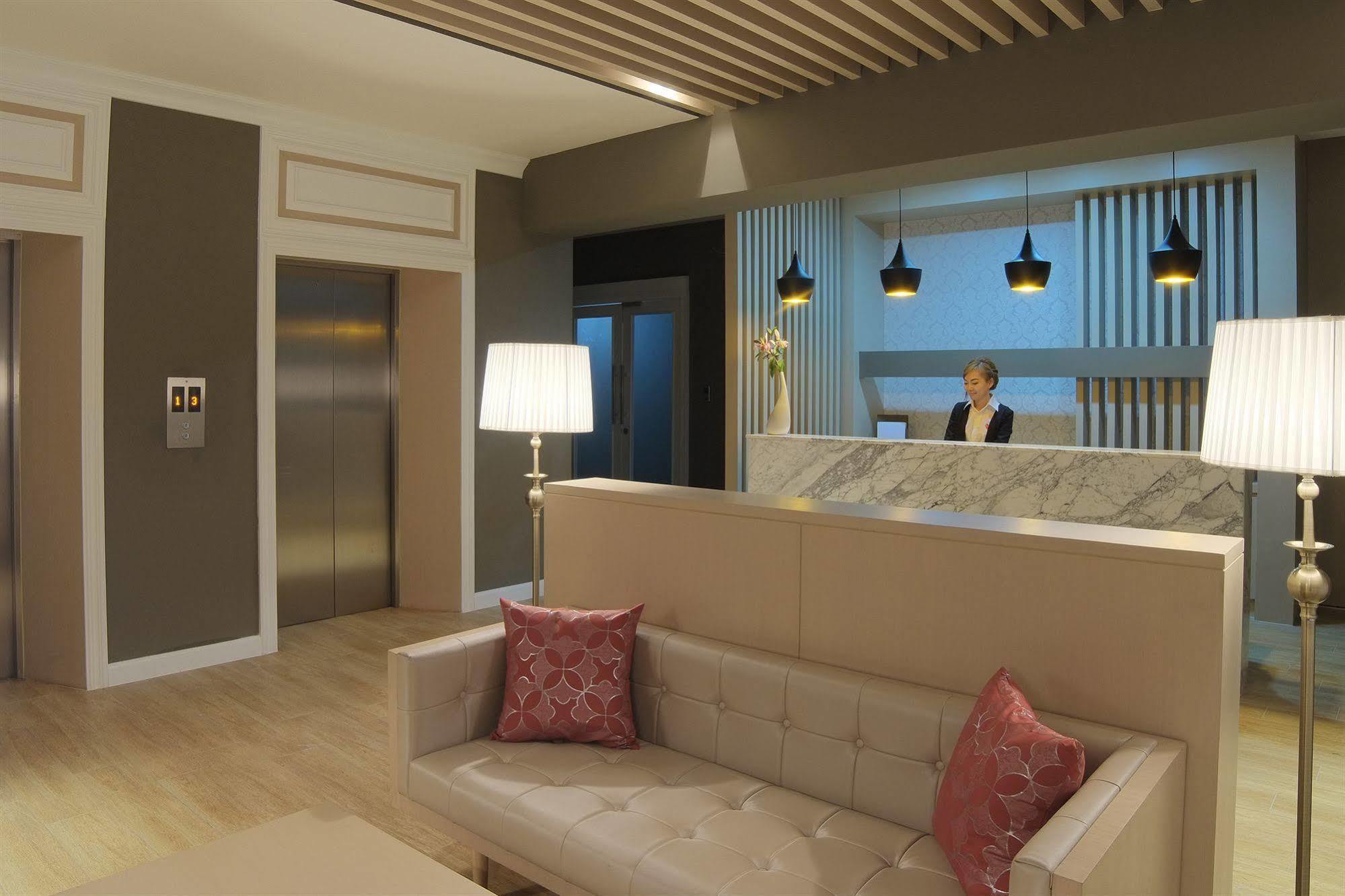 The Raya Surawong Bangkok Hotel Bagian luar foto