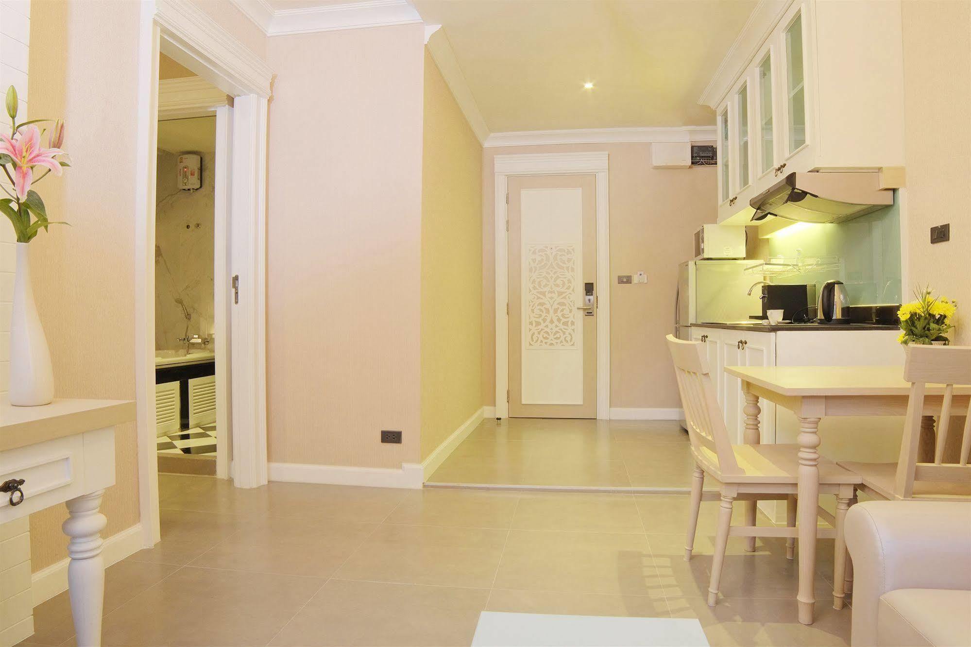 The Raya Surawong Bangkok Hotel Bagian luar foto